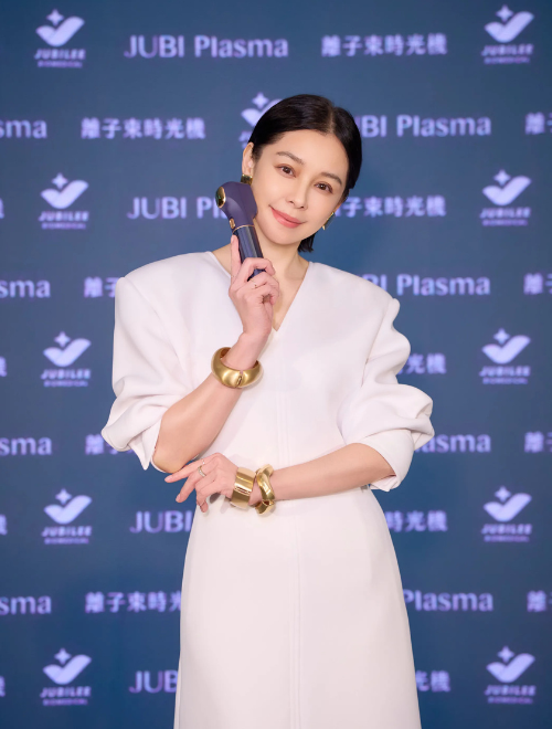 徐若瑄從真實愛用到代言，台灣首支冷電漿美容儀「JUBI Plasma 離子束時光機」，90秒完成居家高效保養